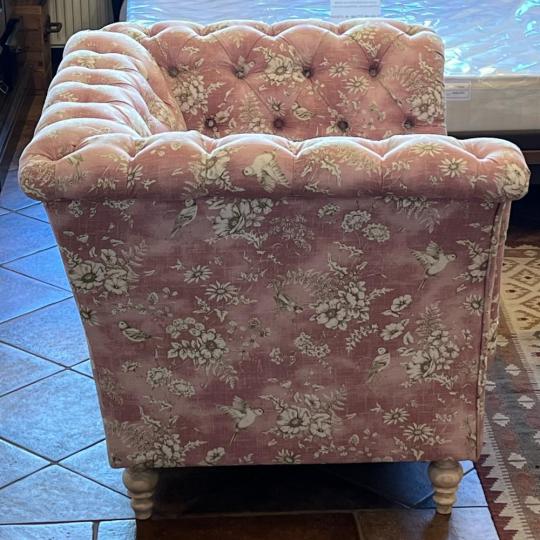 country stilusu madaras rozsaszin nagymeretu fotel klubfotel chesterfield tuzott karpitos butor gyartas egyedi meretben klasszikus balaton tengerparti hangulatu elegans nappali ulogarnitura.jpg